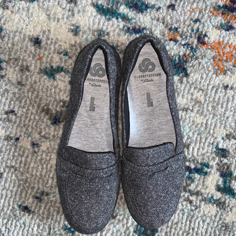 Dark grey Cloudsteppers loafers by Clark’s size 6.5